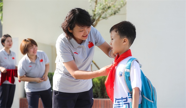 8月30日，雄安史家胡同小學(xué)學(xué)生體驗學(xué)校生活。老師為學(xué)生佩戴?；铡? /></p> <p style=