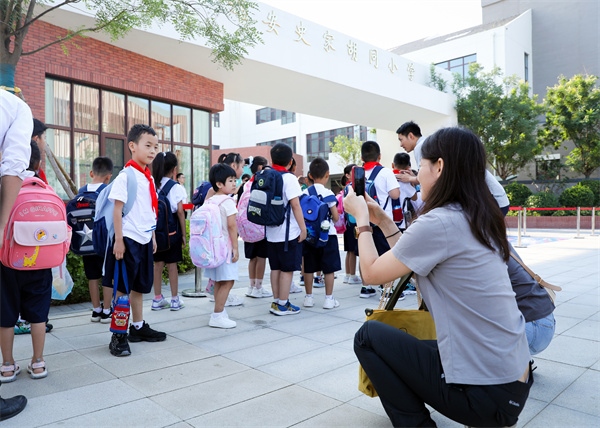 8月30日，雄安史家胡同小學(xué)學(xué)生體驗學(xué)校生活。