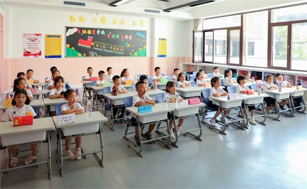 8月30日，雄安史家胡同小學(xué)學(xué)生體驗學(xué)校生活。
