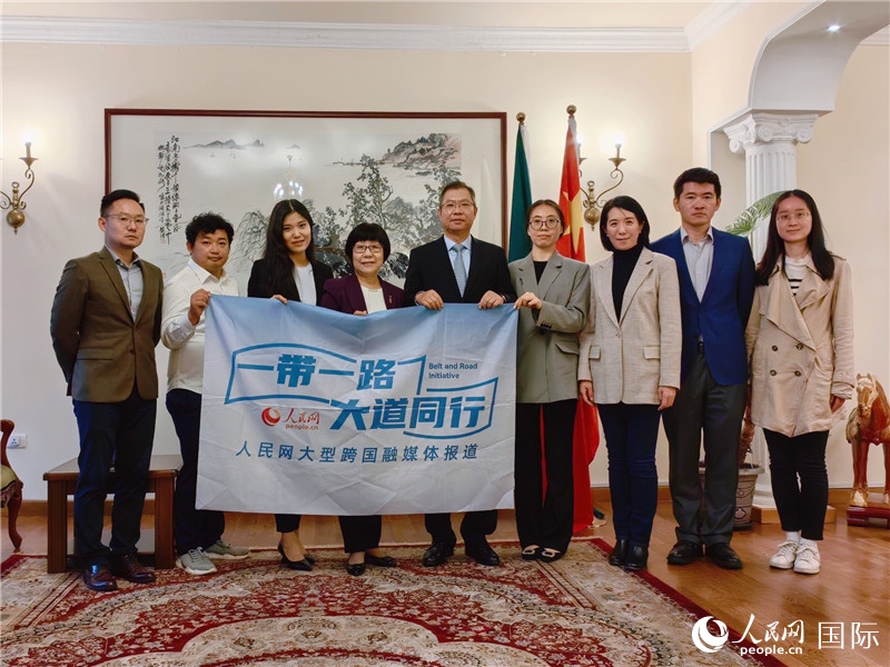 胡長春大使、駐非盟使團工作人員與人民網(wǎng)記者合影。