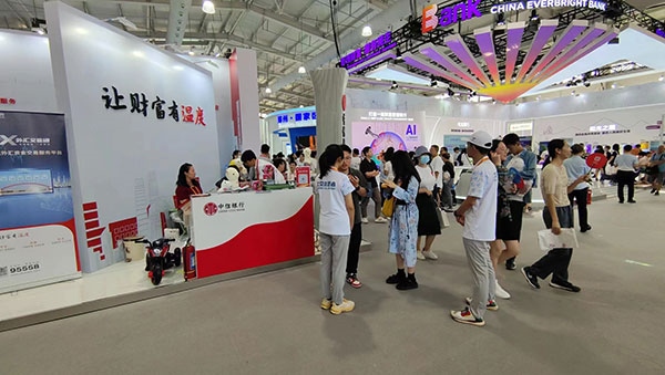 在銀行展臺，“溫度”成為了高頻詞匯。人民網(wǎng)記者 李彤?dāng)z