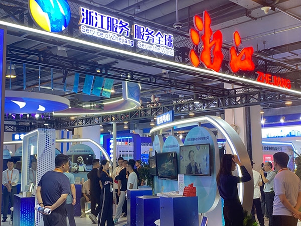 在浙江省交易團展區(qū)，數(shù)字支付技術(shù)吸引了觀展群眾的目光。人民網(wǎng)記者 李彤?dāng)z
