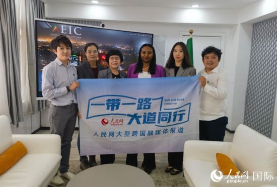 萊利斯（右三）、埃塞投資委中國投資顧問萬巧云（左二）與人民網(wǎng)記者合影。