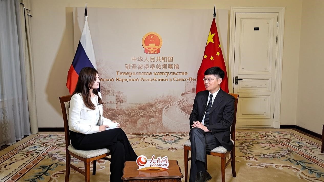 中國駐圣彼得堡副總領(lǐng)事張曉慶（右）接受人民網(wǎng)記者申佳平采訪。人民網(wǎng)記者 劉凡攝
