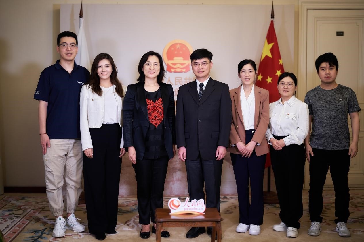 中國駐圣彼得堡副總領(lǐng)事張曉慶（左四）與人民網(wǎng)記者合影。