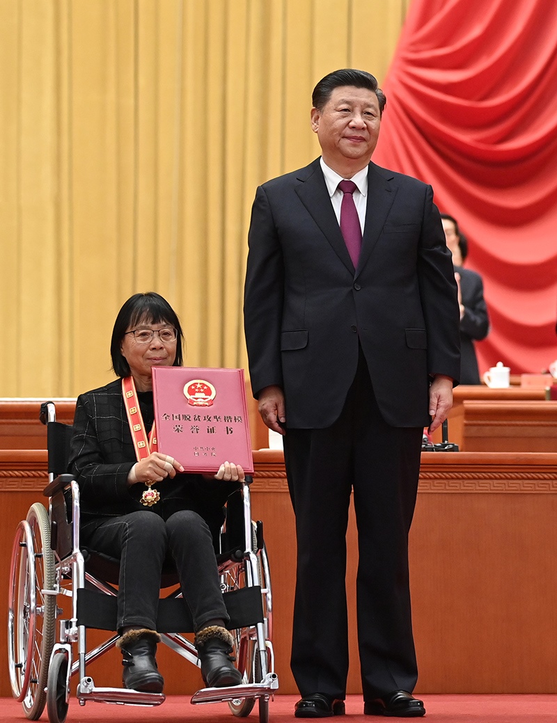 2021年2月25日，全國(guó)脫貧攻堅(jiān)總結(jié)表彰大會(huì)在北京人民大會(huì)堂隆重舉行。習(xí)近平為全國(guó)脫貧攻堅(jiān)楷模榮譽(yù)稱號(hào)獲得者張桂梅頒獎(jiǎng)。