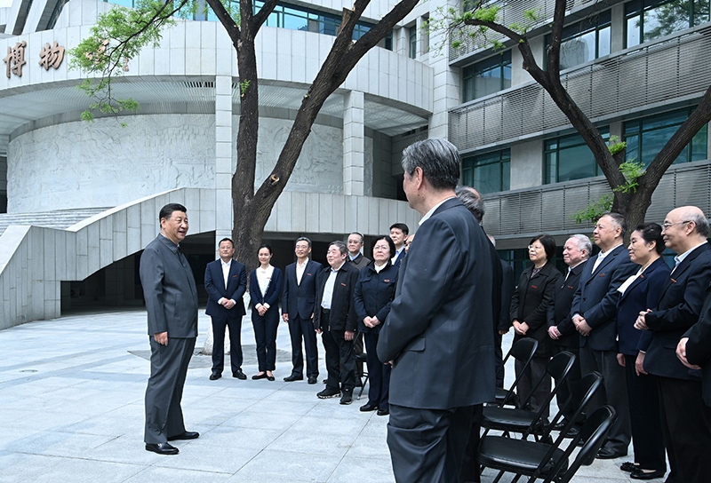 2022年4月25日，習(xí)近平總書記來(lái)到中國(guó)人民大學(xué)考察調(diào)研，在博物館門前廣場(chǎng)上，同老教授、老專家和中青年骨干教師代表親切交談。