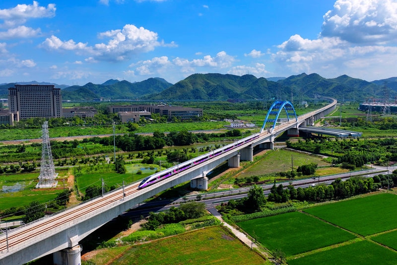 復(fù)興號(hào)亞運(yùn)智能動(dòng)車(chē)組列車(chē)。上海鐵路局融媒體中心供圖