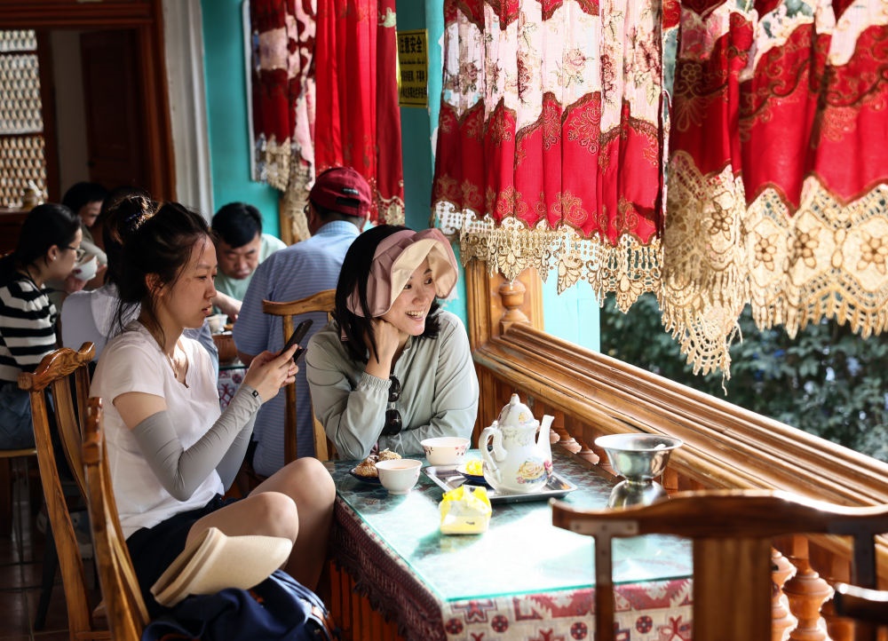 游客在新疆喀什古城景區(qū)百年老茶館內(nèi)品茶小憩（2023年9月7日攝）。新華社記者 蘭紅光 攝