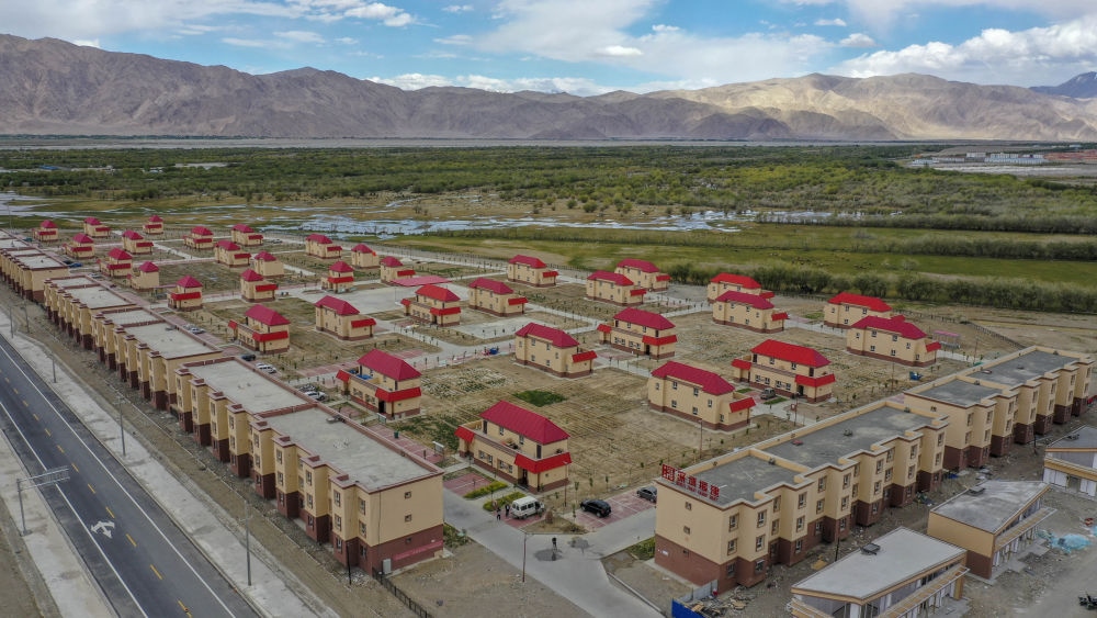 這是由深圳援疆修建的新疆塔什庫爾干塔吉克自治縣一處安置小區(qū)（2019年7月9日攝，無人機照片）。新華社記者 胡虎虎 攝