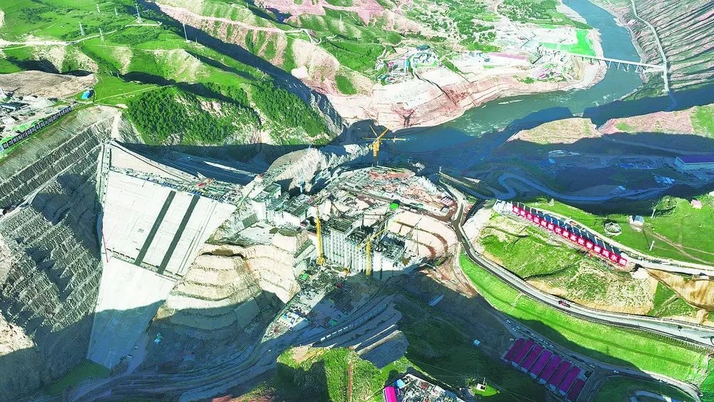 瑪爾擋水電站項(xiàng)目建設(shè)現(xiàn)場(chǎng)。國(guó)家能源集團(tuán)青?，敔枔跛娬竟﹫D