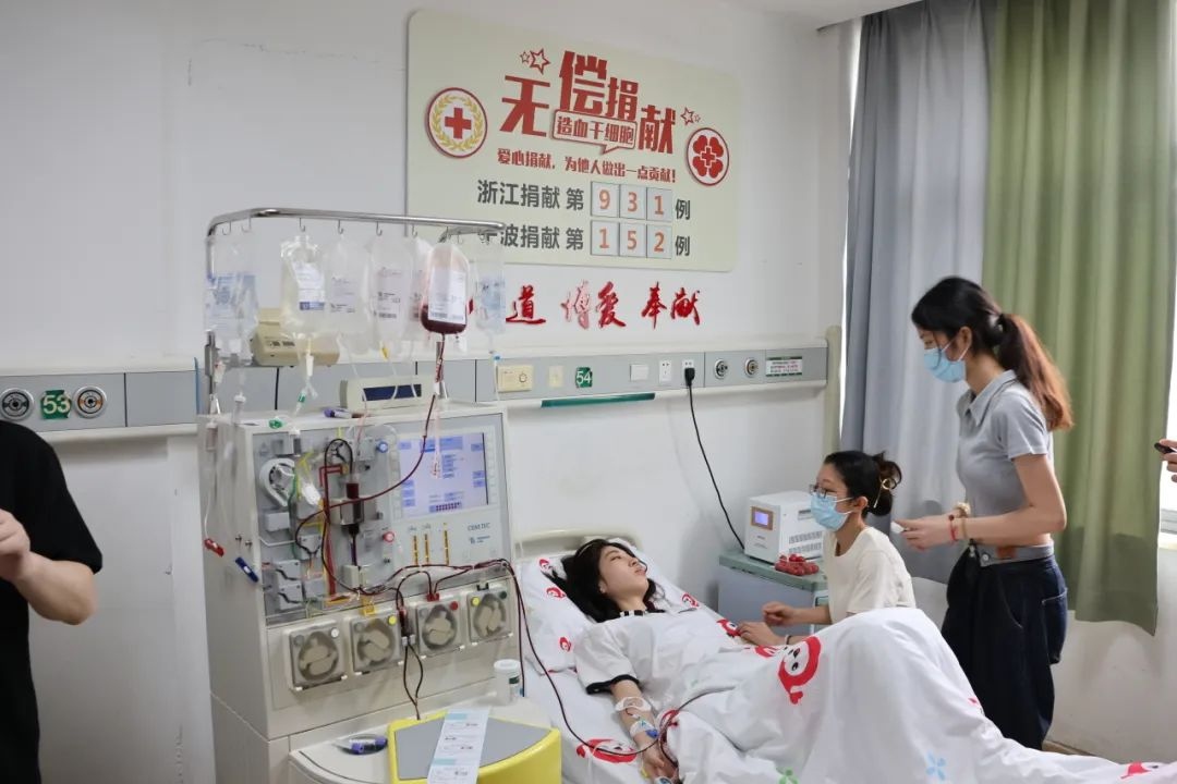 陸冰冰（右三）捐獻185毫升造血干細胞。受訪者供圖