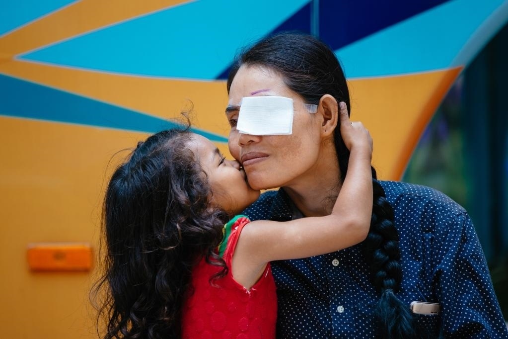 2019年3月15日，在柬埔寨磅湛省醫(yī)院，即將接受白內(nèi)障手術(shù)的患者孫美樂接受女兒的親吻祝福。在接受了中國醫(yī)療隊(duì)的白內(nèi)障義診手術(shù)后，她的視力逐步恢復(fù)，生活有了新的光明和希望。