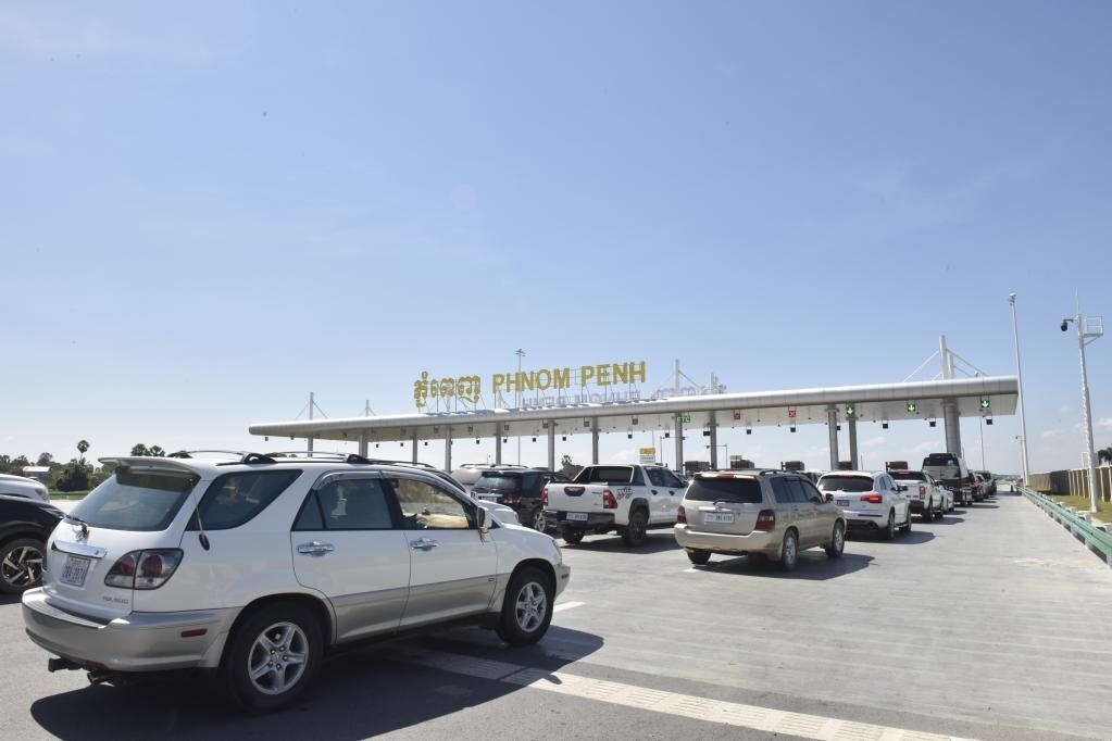2022年11月7日，車輛在柬埔寨首都金邊的金港高速公路入口處排隊(duì)。金港高速公路連接柬埔寨首都金邊和該國最大深水海港西哈努克港。