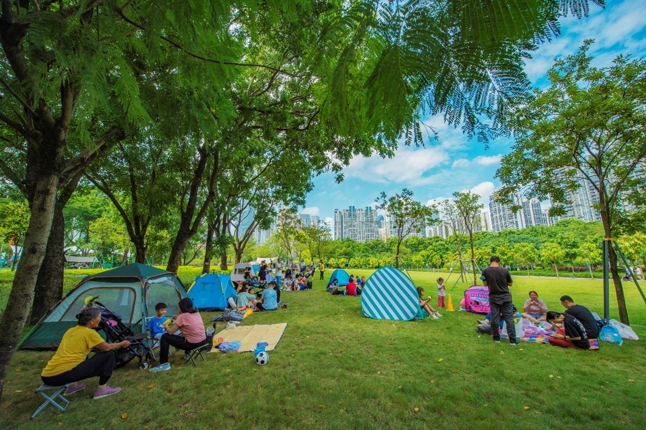 珠江公園內(nèi)，居民們正露營休憩。受訪者供圖