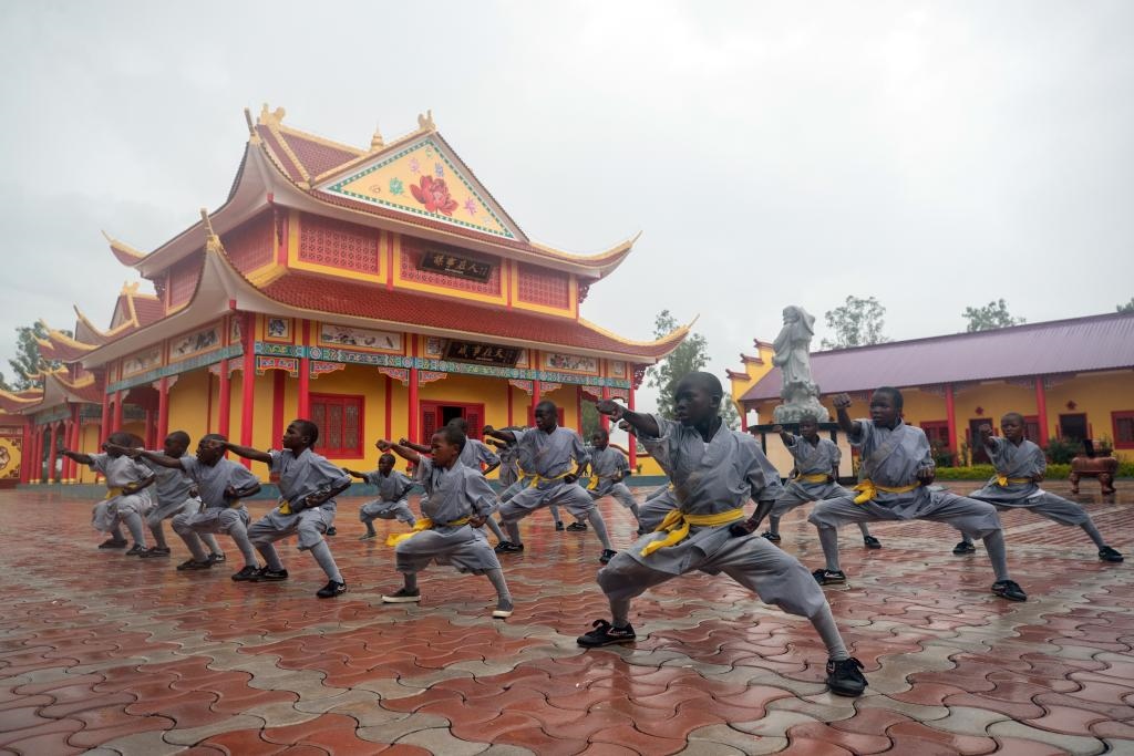 1月21日，在位于贊比亞首都盧薩卡市郊區(qū)的少林寺文化中心，學(xué)員練習(xí)中國功夫。