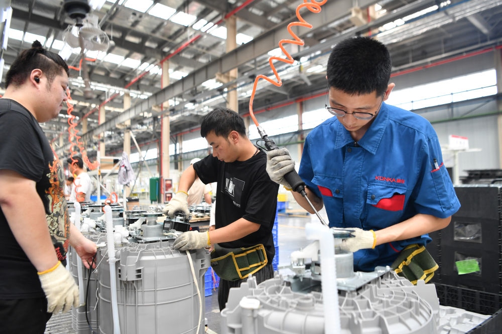 2023年7月20日，工人在位于西安國際港務(wù)區(qū)的陜西康佳智能家電有限公司生產(chǎn)車間工作。 新華社記者 張博文 攝