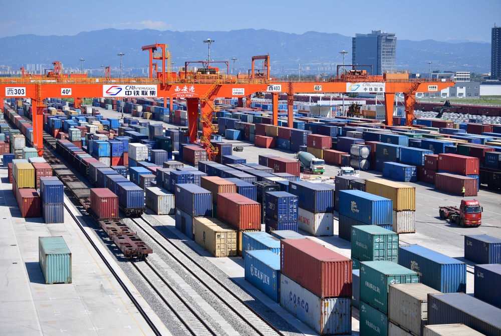 長安號中歐班列在西安新筑車站內(nèi)裝卸集裝箱（2019年8月15日攝）。新華社記者 邵瑞 攝