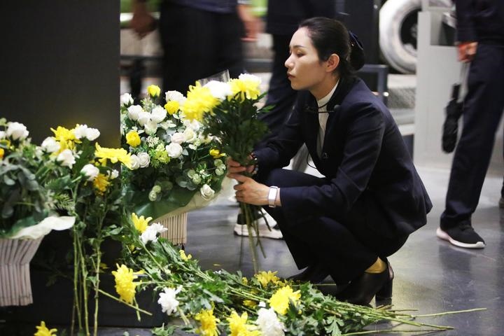 9月18日，工作人員在侵華日軍第七三一部隊(duì)罪證陳列館整理花束。新華社記者 石楓 攝