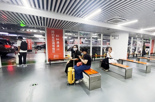 旅客在網約車空調等候區(qū)等候網約車。人民網記者 喬雪峰攝