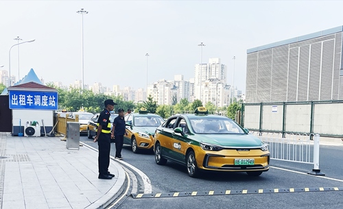 北京南站實施出租車北廣場落客分流，實現(xiàn)“落、接”兩用。人民網記者 喬雪峰攝
