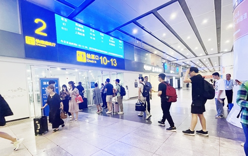 在快速進站廳前排隊等待檢票的旅客。人民網記者 喬雪峰攝