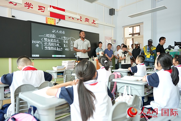 來(lái)自尼日利亞的李昊瑞在表演繞口令。人民網(wǎng) 盧鵬宇攝