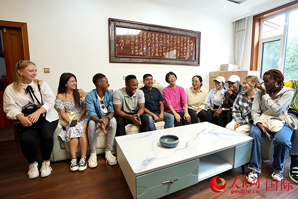 選手們?cè)诖迕裢跣×艏抑凶隹?。人民網(wǎng) 盧鵬宇攝