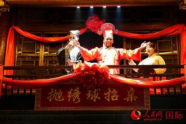 拋繡球。人民網(wǎng) 盧鵬宇攝