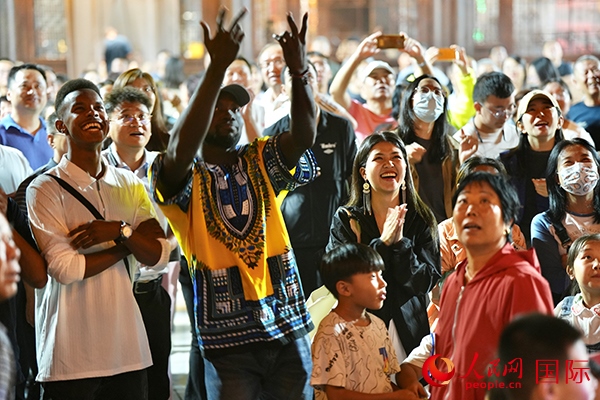 選手體驗(yàn)古城巡游。人民網(wǎng) 盧鵬宇攝