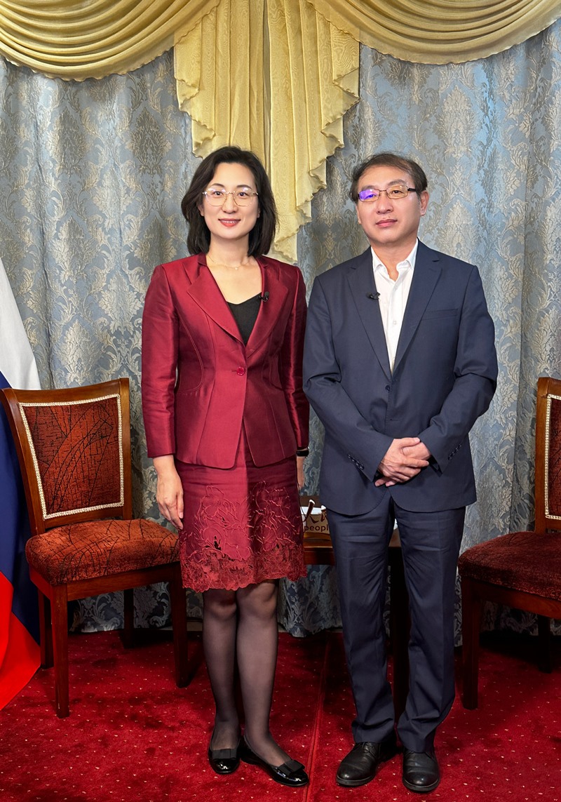 人民網(wǎng)黨委委員、副總編輯孫海峰（左一）專(zhuān)訪崔少純總領(lǐng)事。人民網(wǎng)記者 馬天翼攝