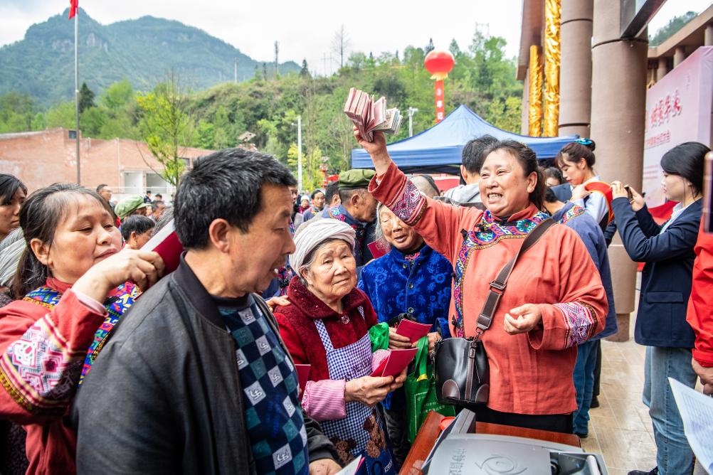 4月13日，在華溪村第五屆分紅大會(huì)上，村民在排隊(duì)領(lǐng)取分紅。新華社記者 唐奕 攝