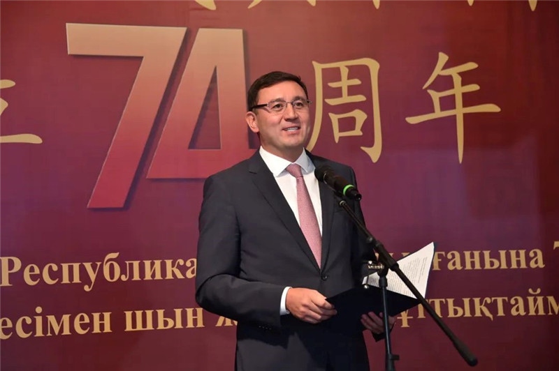 圖為哈外交部駐阿市代表布列格諾夫致辭。駐阿拉木圖總領(lǐng)館供圖