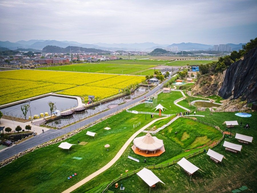  浙江省諸暨市楓橋鎮(zhèn)杜黃新村用廢棄礦山改造的露營旅游地（2023年3月29日攝）。