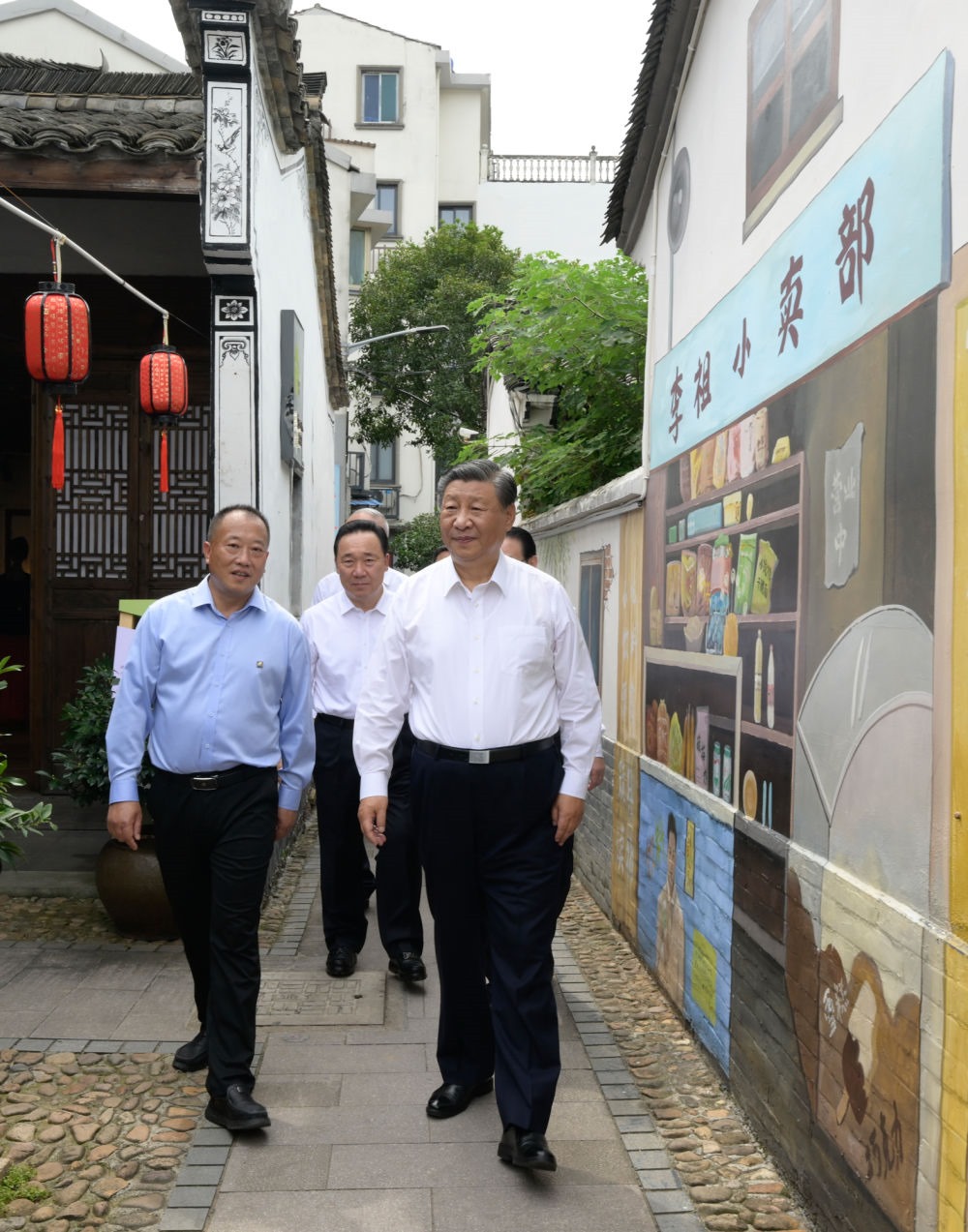 20日上午，習近平在金華市義烏市后宅街道李祖村考察。