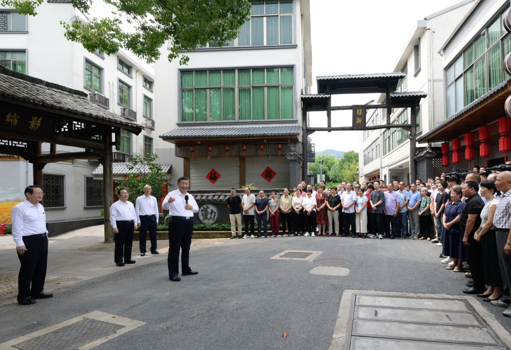 20日上午，習近平在金華市義烏市后宅街道李祖村考察時，同群眾親切交流。