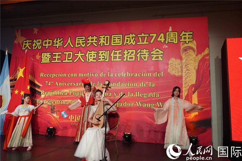 圖為招待會現(xiàn)場中國傳統(tǒng)樂器演奏和舞蹈展示。人民網(wǎng)記者 許放攝