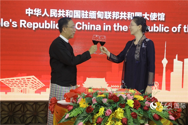 圖為曹靜臨時代辦與溫欣副總理祝酒。人民網(wǎng)記者 謝佳君攝