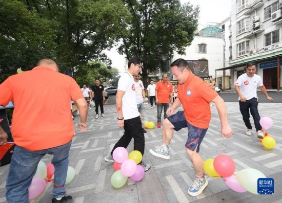 9月28日，在柯橋柯亭社區(qū)，各民族居民參加趣味運動會。