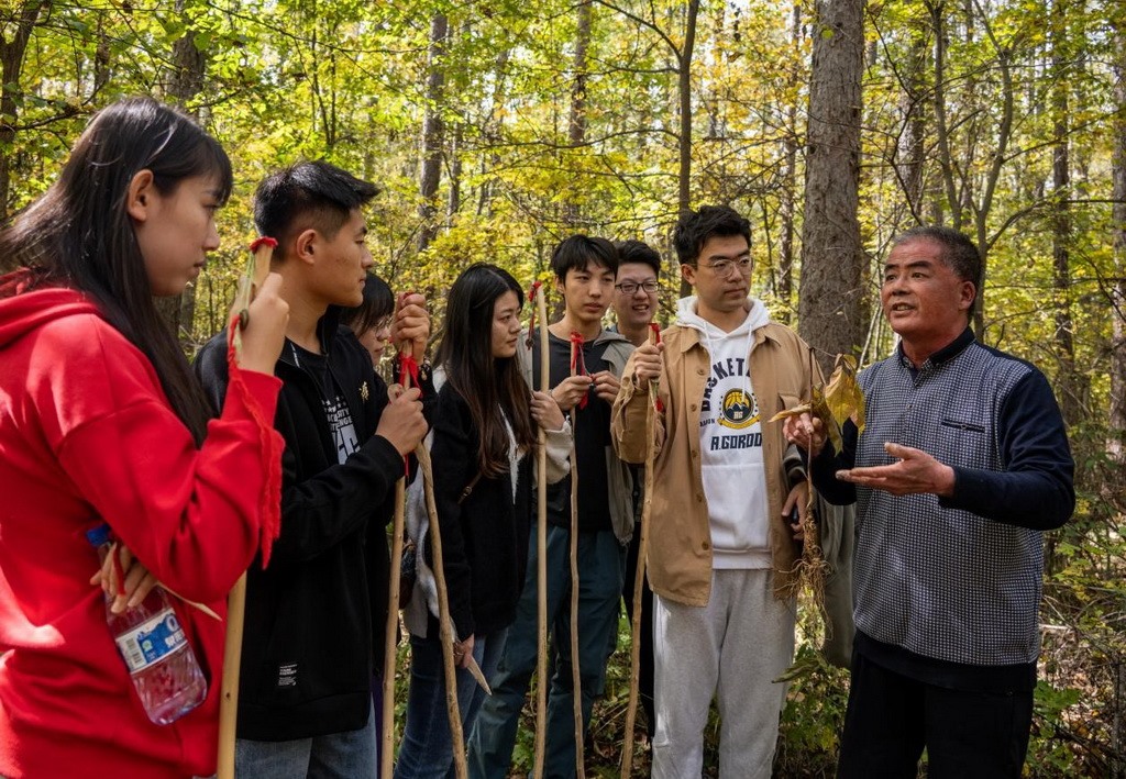 魏本勝為清華大學(xué)同學(xué)介紹長(zhǎng)白山人參文化。嚴(yán)磊攝