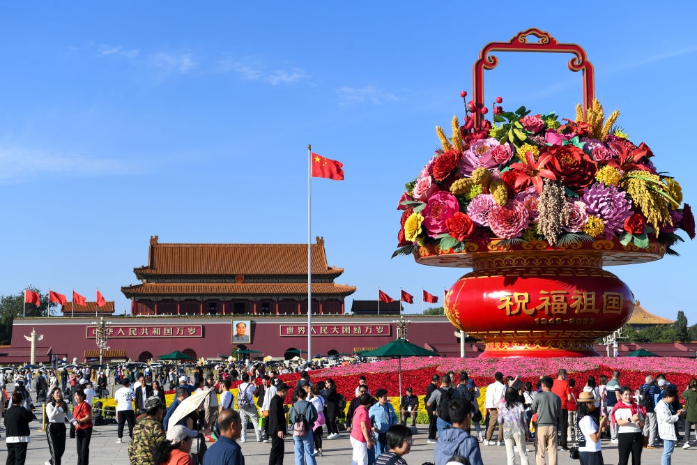 9月27日，市民游客在天安門(mén)廣場(chǎng)參觀“祝福祖國(guó)”巨型花籃。新華社記者 鞠煥宗 攝