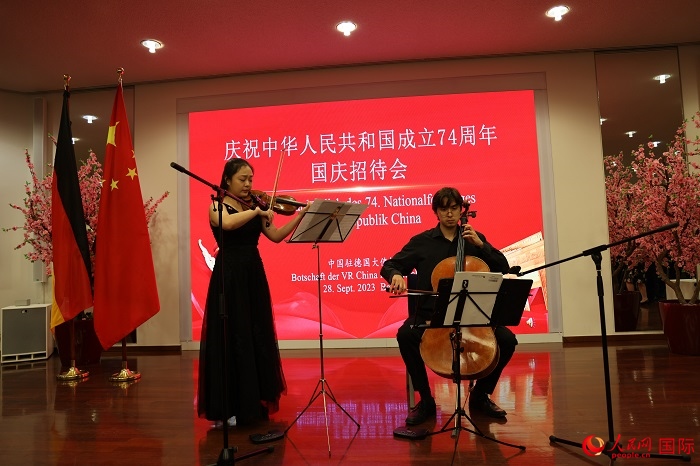 青年音樂家為來賓們現(xiàn)場演奏《我和我的祖國》。人民網(wǎng)記者 劉仲華攝