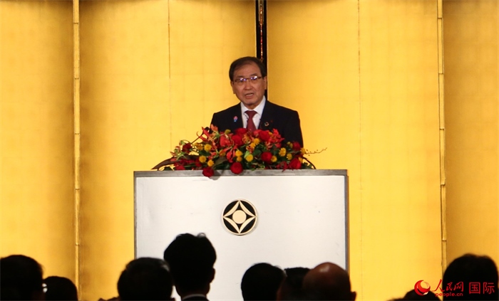 日本經(jīng)濟團體聯(lián)合會會長十倉雅和發(fā)表致辭。人民網(wǎng) 許可攝