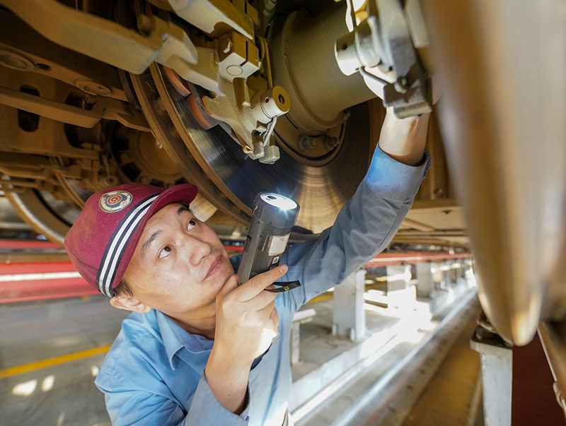 陳浦燕在對(duì)入庫(kù)動(dòng)車組進(jìn)行巡檢作業(yè)。受訪者供圖