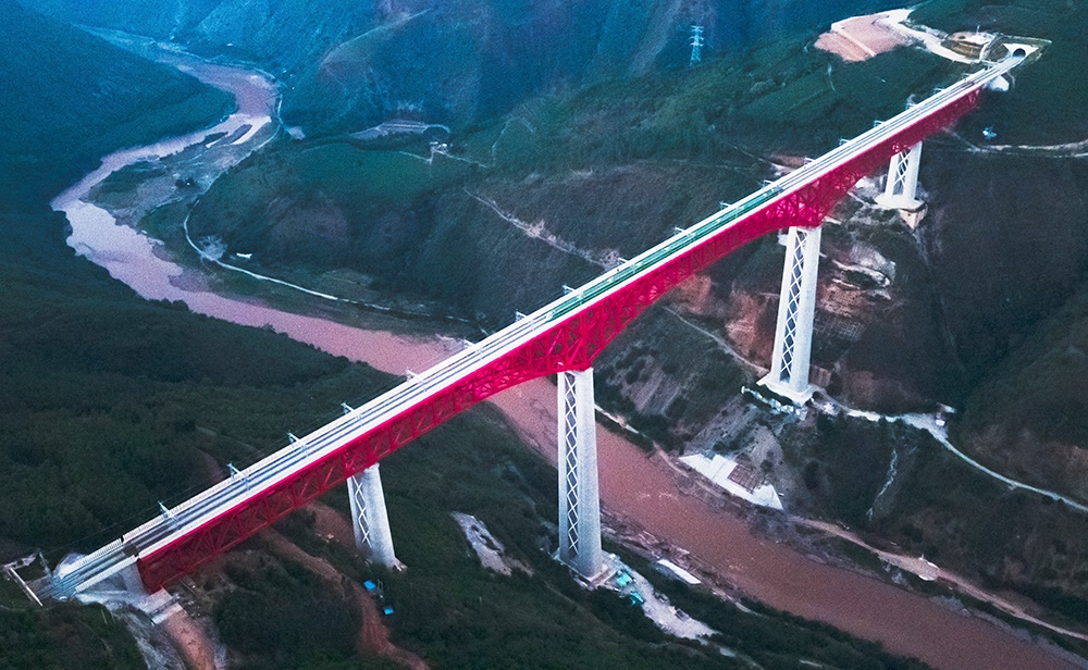 中老鐵路首發(fā)列車駛過中國云南省元江哈尼族彝族傣族自治縣境內(nèi)的元江雙線特大橋（2021年12月3日攝，無人機(jī)照片）。