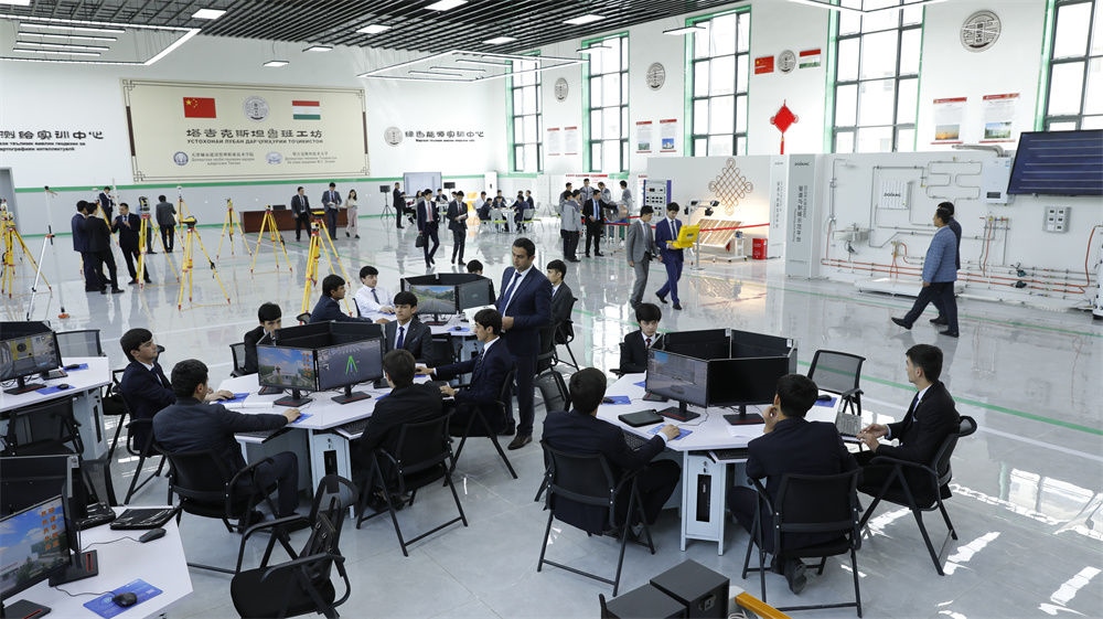 4月12日，學生們在塔吉克斯坦首都杜尚別的魯班工坊內學習與實踐。新華社發(fā)（奧斯帕諾夫攝）