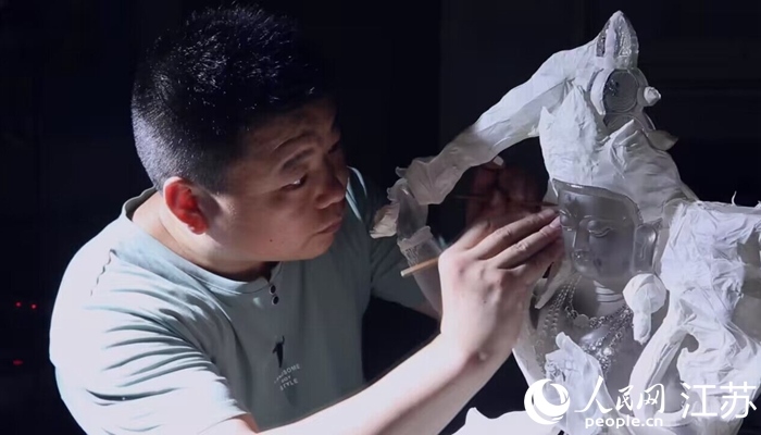 正在精雕細(xì)琢的東海水晶。 人民網(wǎng) 范堯攝