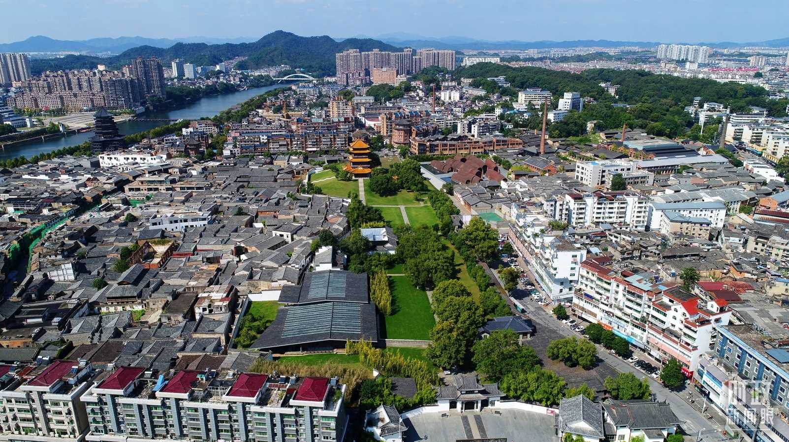 △景德鎮(zhèn)陶陽里歷史文化街區(qū)俯瞰。（總臺央視記者范凱拍攝）