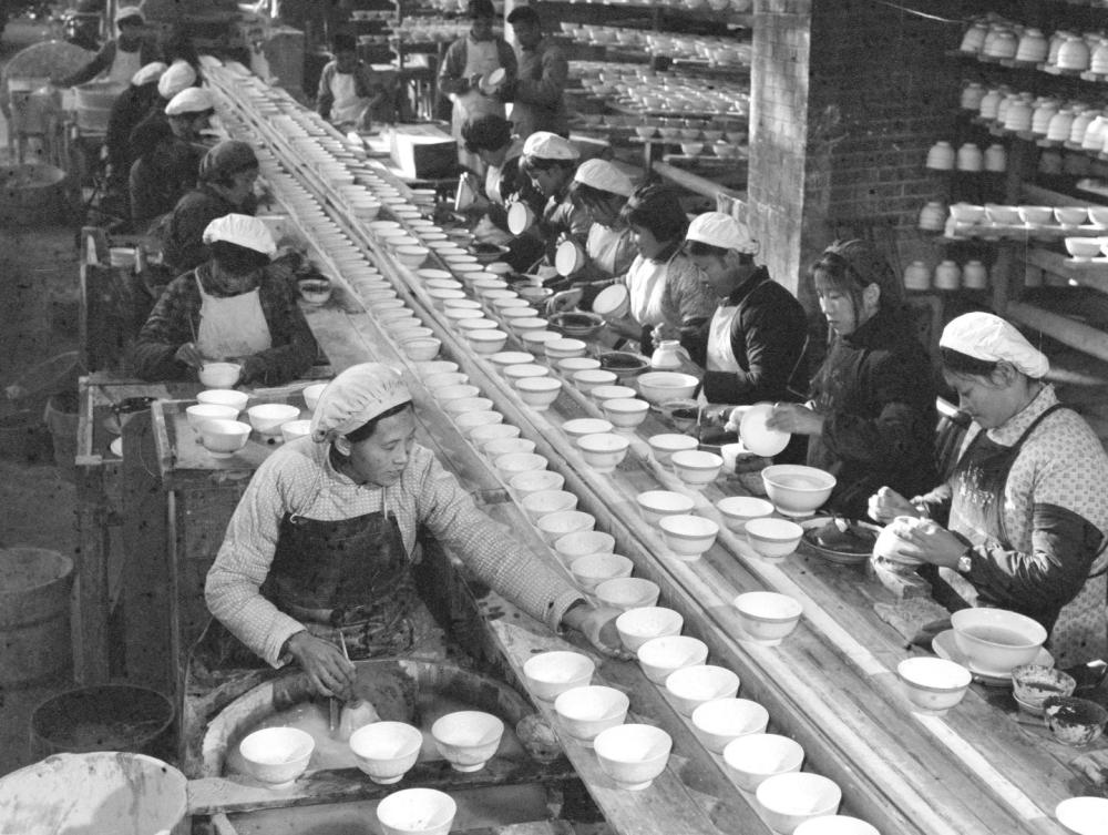 ↑ 1978年，景德鎮(zhèn)為民瓷廠工人生產(chǎn)日用瓷。