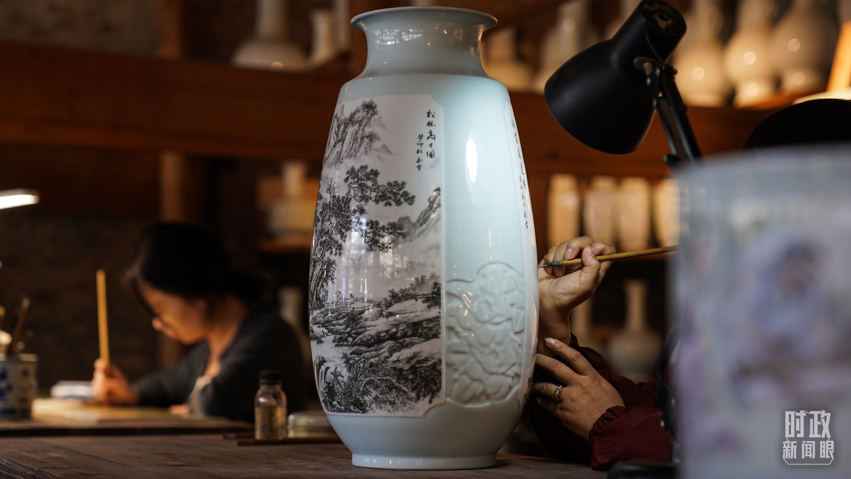 △陶瓷畫師正在繪制瓷器。（總臺國廣記者李晉拍攝）